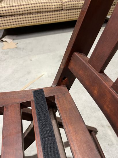 SUITE DE QUATRE CHAISES PLIANTES en bois...