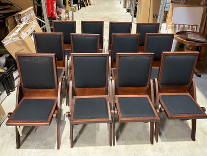 SUITE DE DOUZE CHAISES en bois exotique....