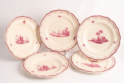 GIEN
Cinq assiettes en faïence à contours...