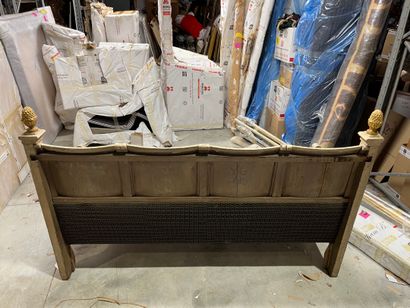 BANQUETTE
En bois sérusé, le dossier armorié,...