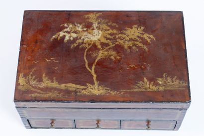 CHINE, XXe SIÈCLE
Coffret en bois vernis...