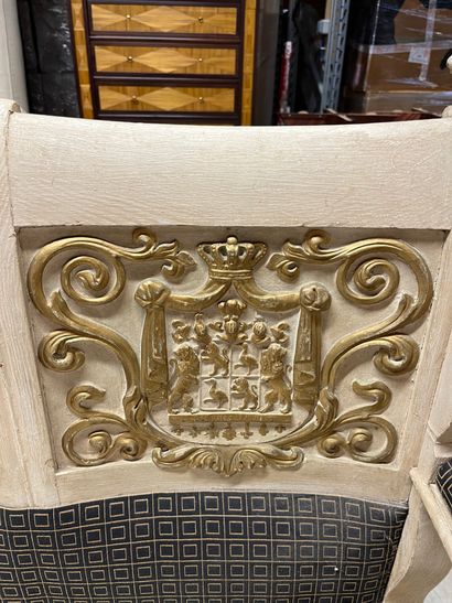 BANQUETTE
En bois sérusé, le dossier armorié,...
