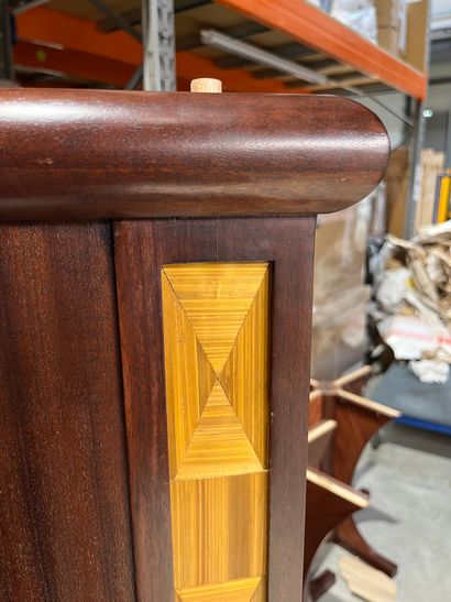 SEMAINIER EN BOIS 
Recouvert de marqueterie...
