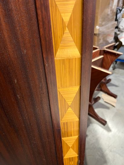 SEMAINIER EN BOIS 
Recouvert de marqueterie...