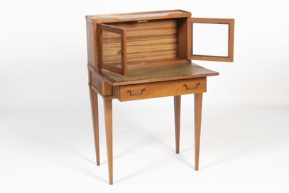 BONHEUR DU JOUR de style Louis XVI
Ouvrant...