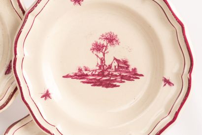 GIEN
Cinq assiettes en faïence à contours...
