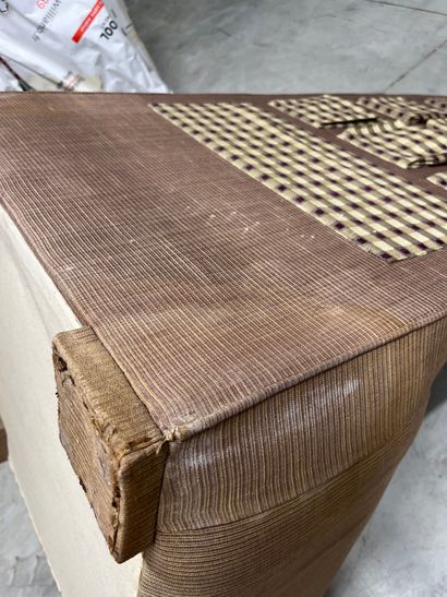 FAUTEUIL DE FORME CATHÉDRALE
Avec coussin...