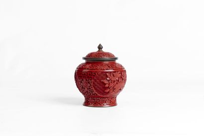 CHINE.
Boite en bois laqué et sculpté rouge,...