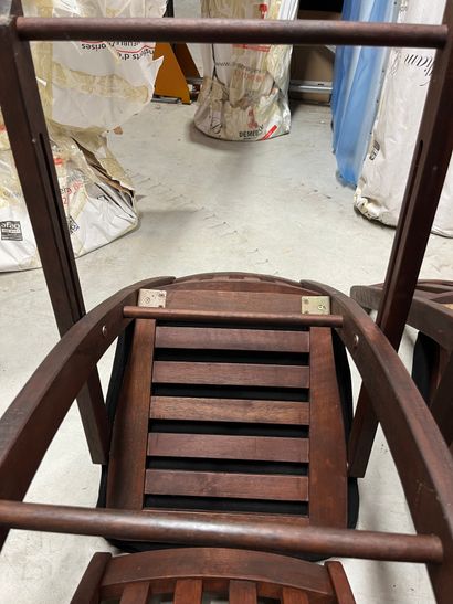 SUITE DE QUATRE CHAISES PLIANTES en bois...