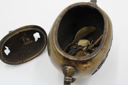 CHINE, XXe SIÈCLE
Brûle parfum quadripode...