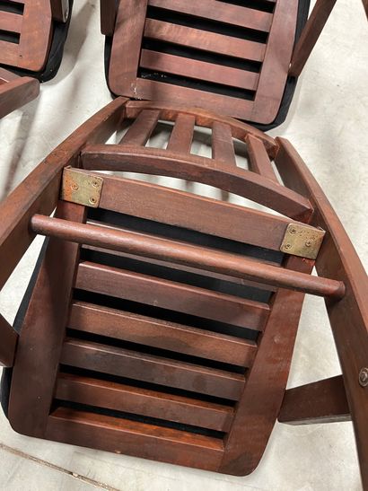 SUITE DE QUATRE CHAISES PLIANTES en bois...