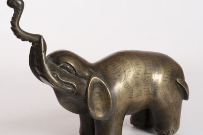 CHINE, XXe SIÈCLE
Deux éléphants en bronze...