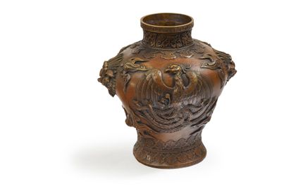CHINE, XXe SIÈCLE
Vase en bronze à décor...