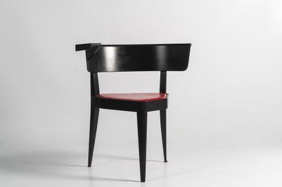 CHAISE tripode en bois laqué noir, à assise...