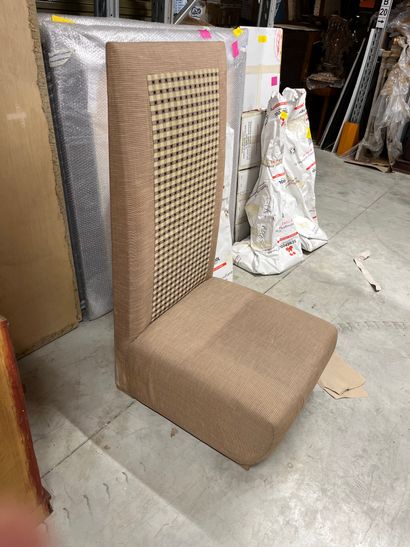 FAUTEUIL DE FORME CATHÉDRALE
Avec coussin...