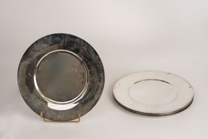 12 ASSIETTES de présentation en métal argenté...
