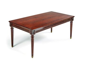 Table basse en bois de forme rectangulaire...