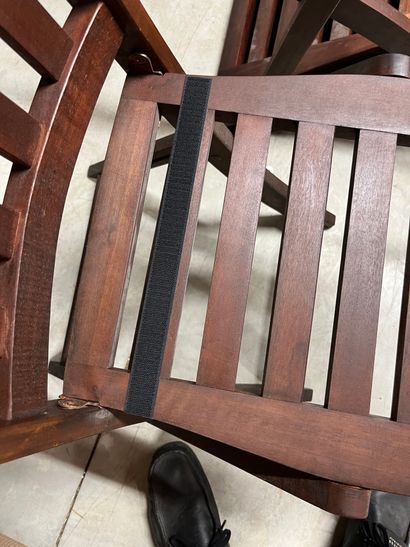 SUITE DE QUATRE CHAISES PLIANTES en bois...