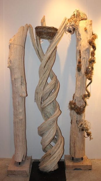 Réunion de trois colonnes en bois flotté.
XXe
Hauteurs...