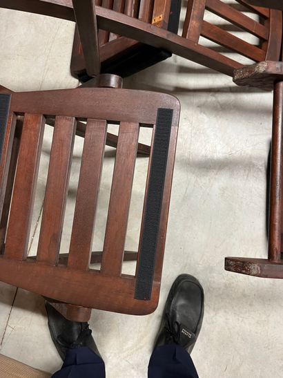 SUITE DE QUATRE CHAISES PLIANTES en bois...
