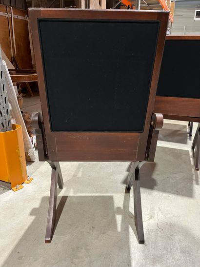 SUITE DE DOUZE CHAISES en bois exotique....