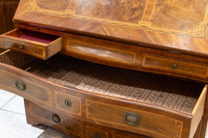 Commode alsacienne en bois de placage marqueté...