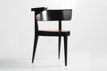 CHAISE tripode en bois laqué noir, à assise...