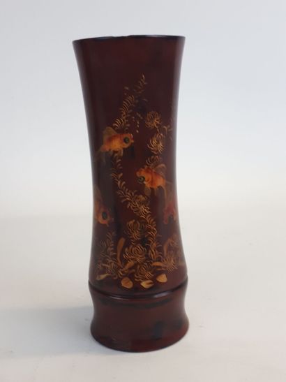 VIETNAM, TRAVAIL MODERNE
Vase en bois laqué...