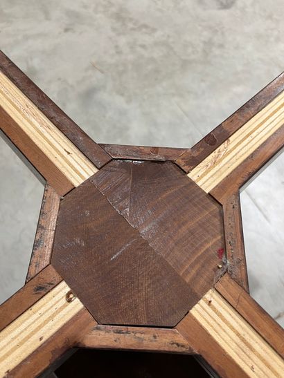 PAIRE DE TABLES BASSES
En bois, le plateau...