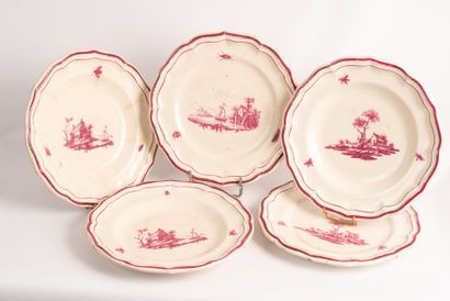 GIEN
Cinq assiettes en faïence à contours...