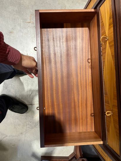 SEMAINIER EN BOIS 
Recouvert de marqueterie...
