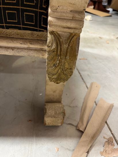 BANQUETTE
En bois sérusé, le dossier armorié,...