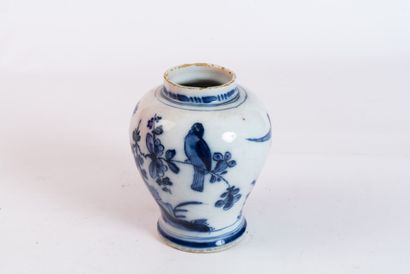 DELFT, XIXe SIÈCLE
Petit vase balustre en...