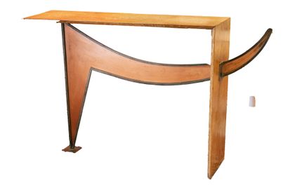Console en bois et métal
Porte l'inscription...