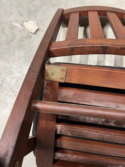 SUITE DE QUATRE CHAISES PLIANTES en bois...