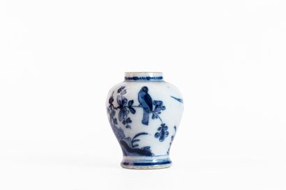 DELFT, XIXe SIÈCLE
Petit vase balustre en...