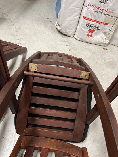 SUITE DE QUATRE CHAISES PLIANTES en bois...
