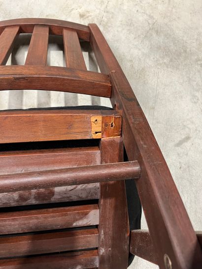 SUITE DE QUATRE CHAISES PLIANTES en bois...