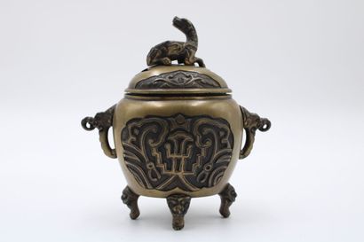 CHINE, XXe SIÈCLE
Brûle parfum quadripode...