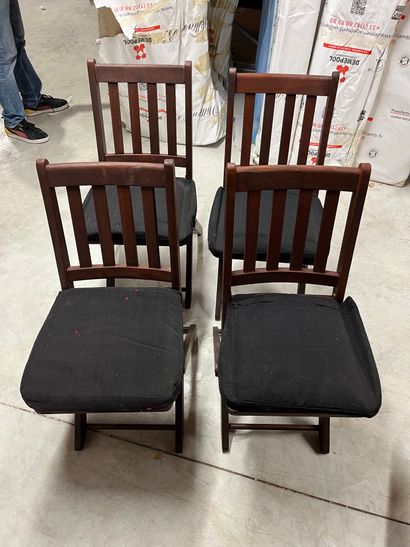 SUITE DE QUATRE CHAISES PLIANTES en bois...