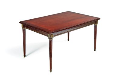 Table basse en bois de forme rectangulaire...