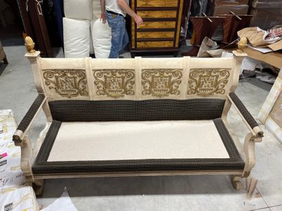 BANQUETTE
En bois sérusé, le dossier armorié,...