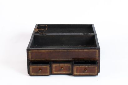 CHINE, XXe SIÈCLE
Coffret en bois vernis...