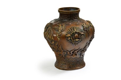 CHINE, XXe SIÈCLE
Vase en bronze à décor...