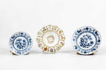 Lot comprenant une assiette en porcelaine...