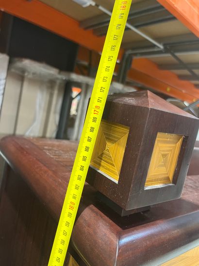 SEMAINIER EN BOIS 
Recouvert de marqueterie...