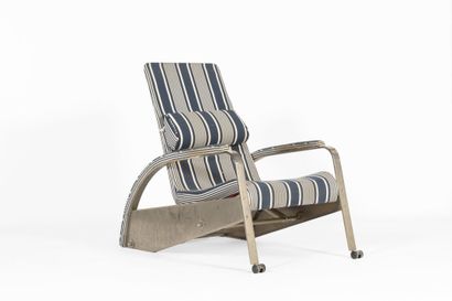 CHAISE LONGUE JEAN PROUVE. 
Fauteuil en métal...