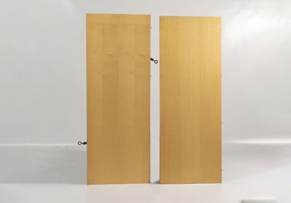 Réunion de deux portes en bois clair avec...