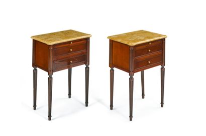 Ensemble de deux tables de chevet en bois...