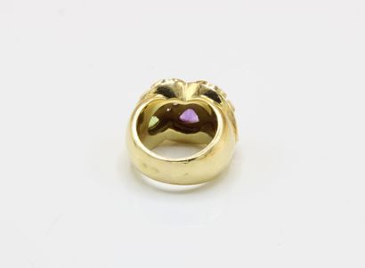 18K (750/1000) yellow gold ring set with...